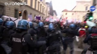 İtalya'da Aralık'ta yapılacak referandumu protesto eden göstericiler polisle çatıştı