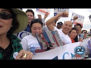 ƯCV Chris Phan và ủng hộ viên xuống đường vận động phiếu cử tri