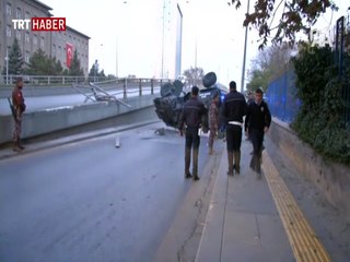 Başkentte zırhlı polis aracı üst geçitten düştü