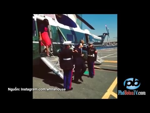 Tổng thống Obama tay cầm ly chào lính gác TQLC, bị quở