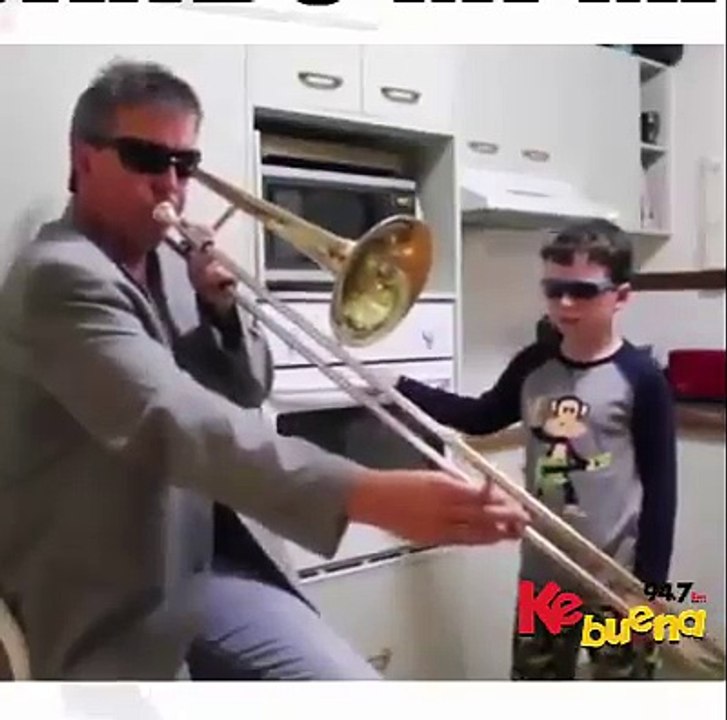 Pedre e hijo Tocando