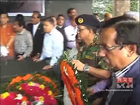 শহীদ মিনারে ড. এম আর খানের মরদেহে ফুল দিয়ে শ্রদ্ধা