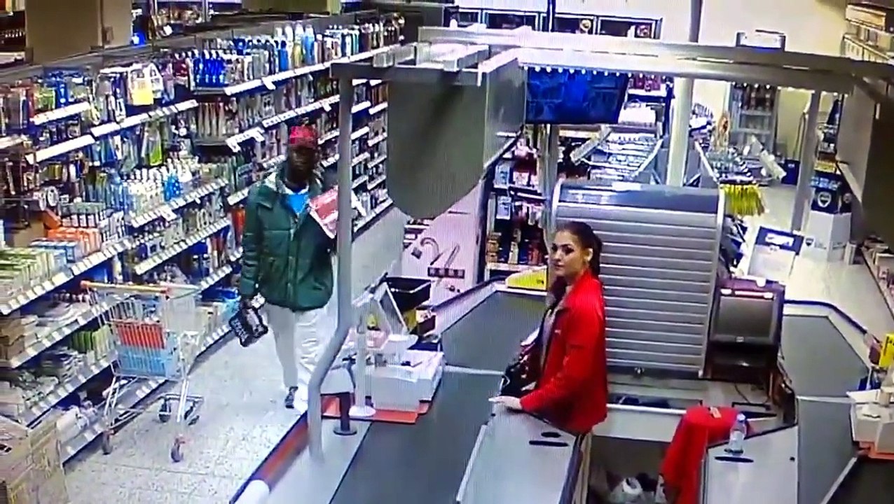 Caissière en mode super héro éclate des voleurs!