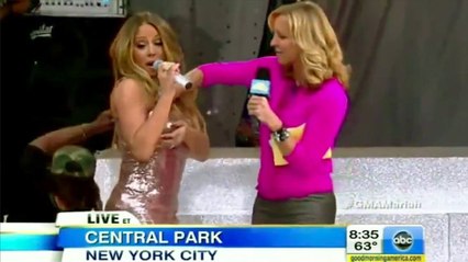 La robe de Mariah Carey tombe en direct - Zap
