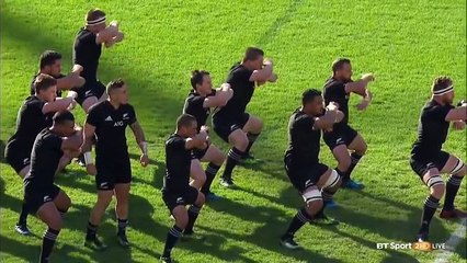 Les Irlandais rendent hommage à Anthony Foley pendant le haka des All Blacks