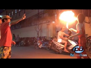 Xiếc đường phố, nuốt lửa, nhai dao lam, rắn chui lỗ mũi