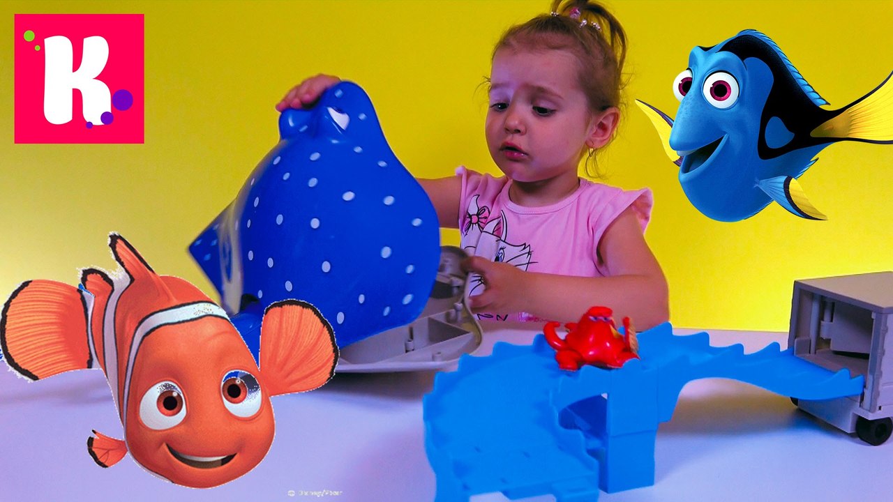 В поисках Дори игрушки из мультика Дисней играем рыбками и автобус с стреком Finding Dory toys