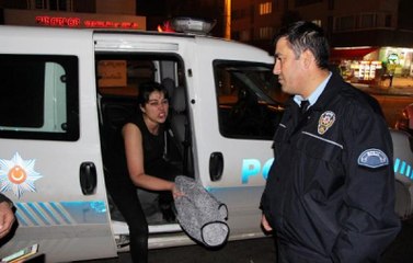 Polis, Kavga Eden Çifte Müdahale Eden Kadını Azarladı: Sen Niye Karışıyorsun