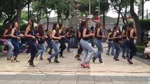 Des femmes réalisent une démonstration de danse hypnotisante