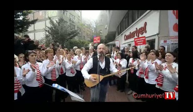 Ekrem Ataer yönetimindeki Şişli Halk Korosu'ndan Cumhuriyet' destek