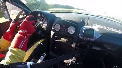 Un pilote s’échappe de justesse de sa voiture en feu