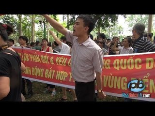 Rầm rộ biểu tình phản đối trước Đại sứ quán Trung Quốc ở Hà Nội