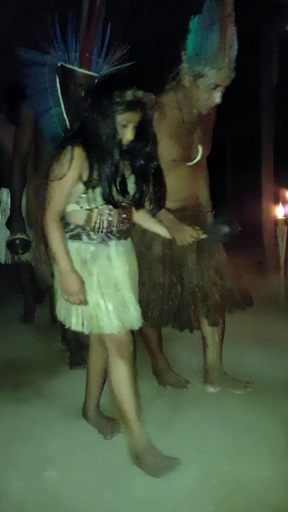 chez les  mundurukus d'amazonie ,entrée sous lelieu de cérémonie