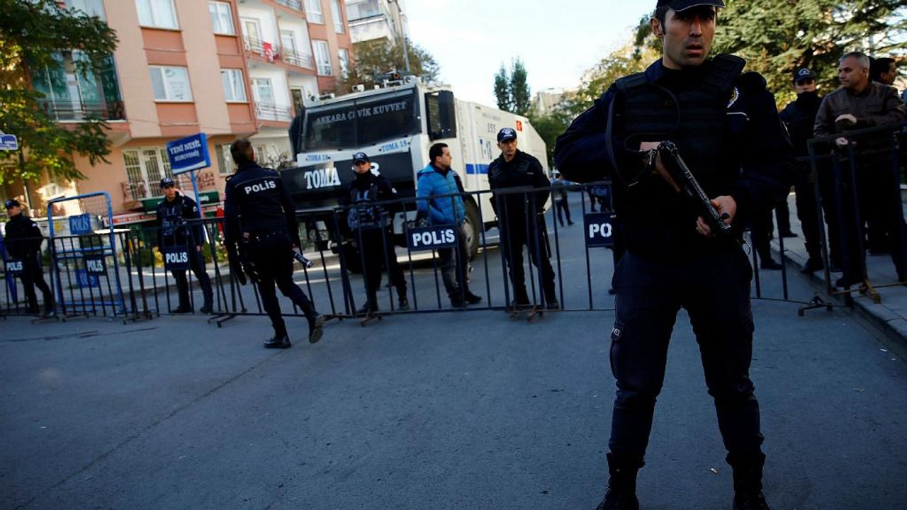 Turquie: le parti pro-kurde HDP suspend son activité parlementaire après l'arrestation de neuf députés