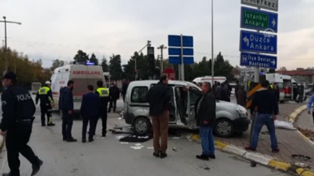 Ambulans Ile Ticari Araç Çarpıştı: 5 Yaralı
