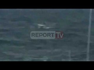 Report TV - Gjendet pas 10 orësh skafi i humbur në det me 2 persona