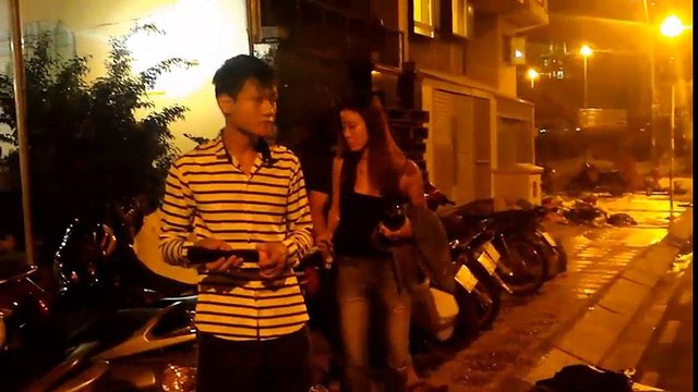 Thanh niên quần xà lỏn đi dép què [Live cực đỉnh] Phía Sau 1 Cô Gái