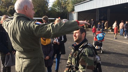 Christophe Caron, ancien militaire blessé, saute en parachute