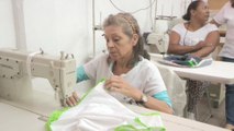Mujeres en situación de pobreza aprenden a coser y a crear empresas en Venezuela