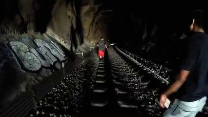 Ces débiles rentrent dans un tunnel alors qu'un train arrive !