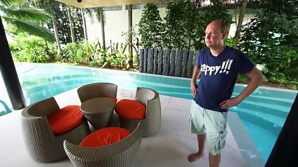 La piscine de cette villa est juste incroyable... C'est bon d'etre riche