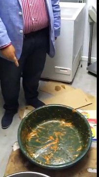 Nu o să te mai atingi de SHAORMA după ce vei vedea acest videoclip. DISTRIBUIE să vadă și prietenii tăi la ce pericole s