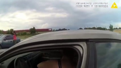 "Attendez je cherche mes papiers... " et bim elle pend la fuite et écrase un policier!!!