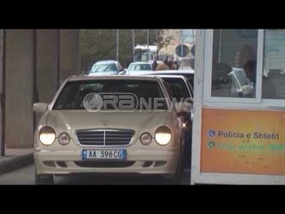 Ora News - Kryq pasaportave, grekët vijojnë të ndalojnë shqiptarët në Kakavijë