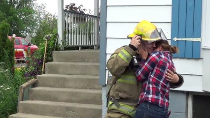 3 camions de pompiers s'immobilisent devant elle, quand elle comprend ce qui se passe, c'est le choc de sa vie!