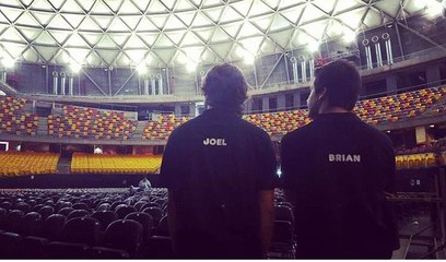 Felices 29 ! los queremos Joel y Brian