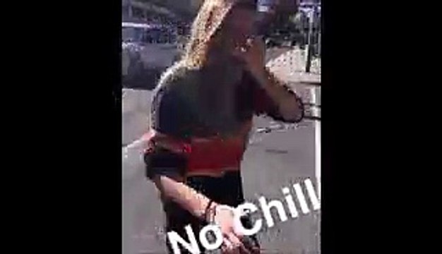 Cette nana va apprendre qu'il ne faut jamais frapper un cheval par derrière