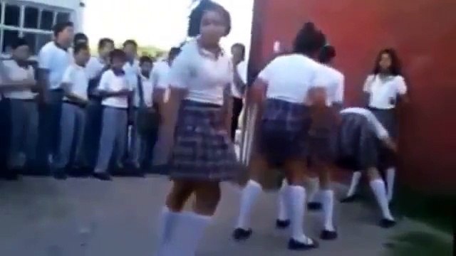 Mira que le hacen a estas chicas en el colegio