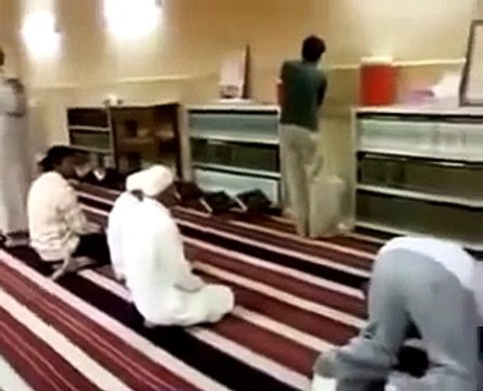 Maulvi Caught Red Handed Doing Shamful Act In Masjid360p