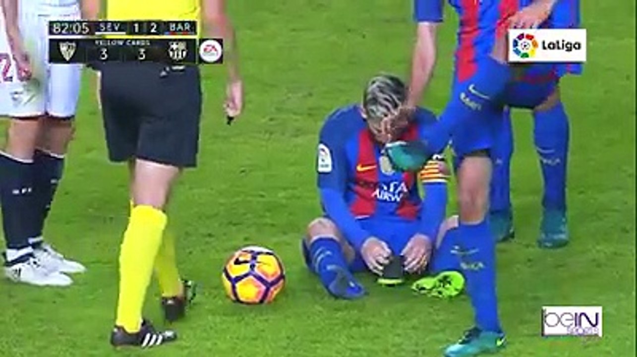 Tức vì nhận thẻ vàng oan Messi thẳng tay ném giày của mình ra khỏi sân