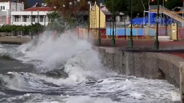 Edremit Körfezi'nde Lodos Etkili Oluyor
