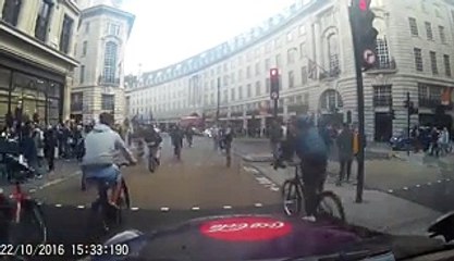 Des dizaines de cyclistes grillent un feu rouge à Londres