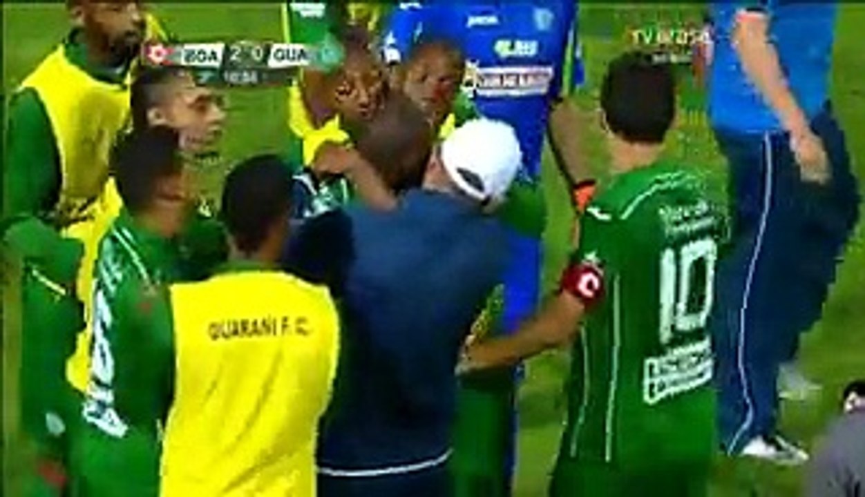 Ferreira Antonio pousse l’arbitre pour se venger d’un carton rouge et pète complètement les plombs