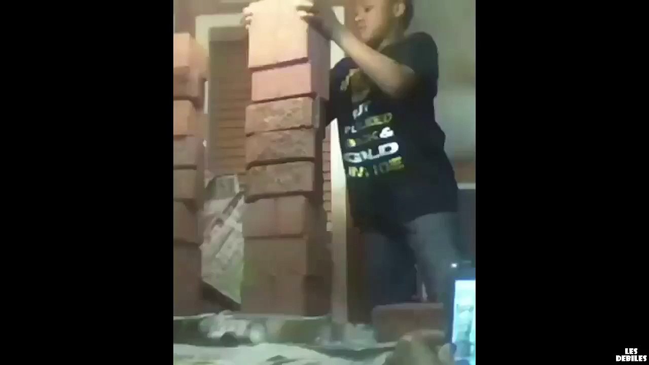 Jouer à Jenga avec des briques sur une table en verre