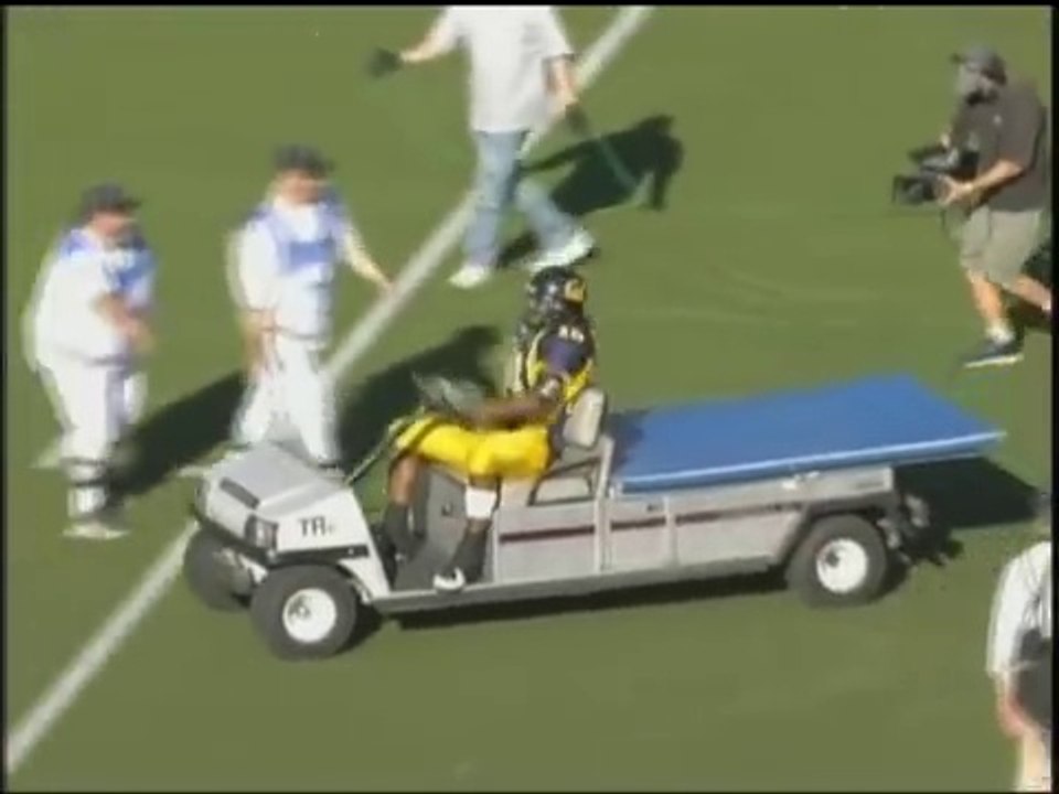 Il conduit une voiturette de golf pour célébrer un touchdown sur le terrain de football américain