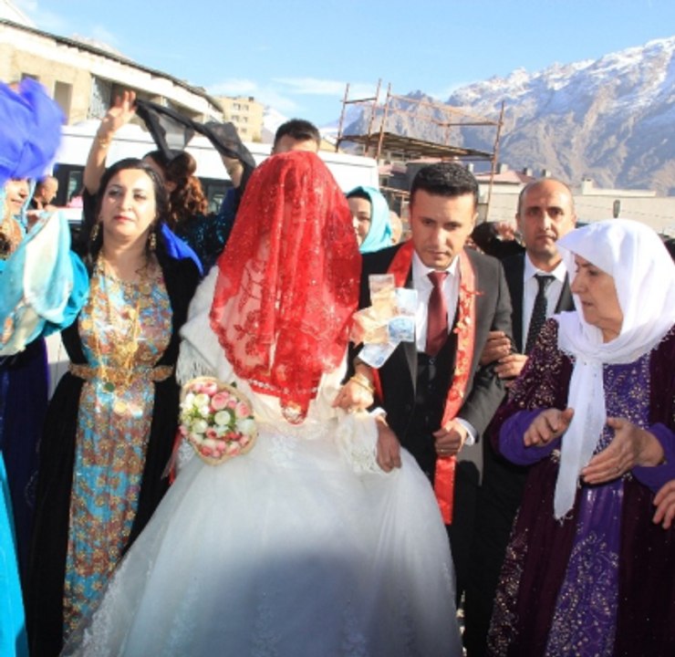 Zap Suyu Üzerindeki Asma Köprüden İlk Defa Gelin Geçti