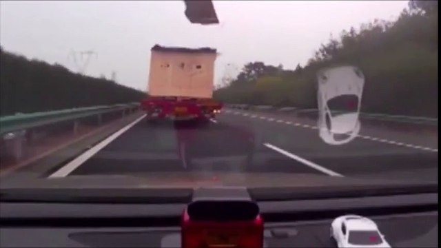 Quand tu te fais eclater le pare brise en pleine autoroute... Violent