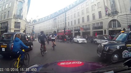 Cycliste à Londres ? Même pas peur du feu rouge LOL