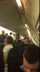 Des passagers se bagarrent violemment dans un avion en plein vol !