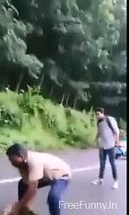 Azagar Ne 2 Bakriyo Ko Nigal Liya - Shocking