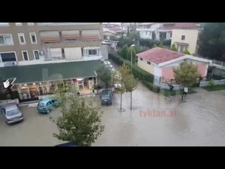 “Kallëzo”/ Shiu përmbyt rrugët në Durrës