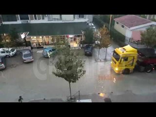 “Kallëzo”/ Shiu përmbyt rrugët në Durrës (2)