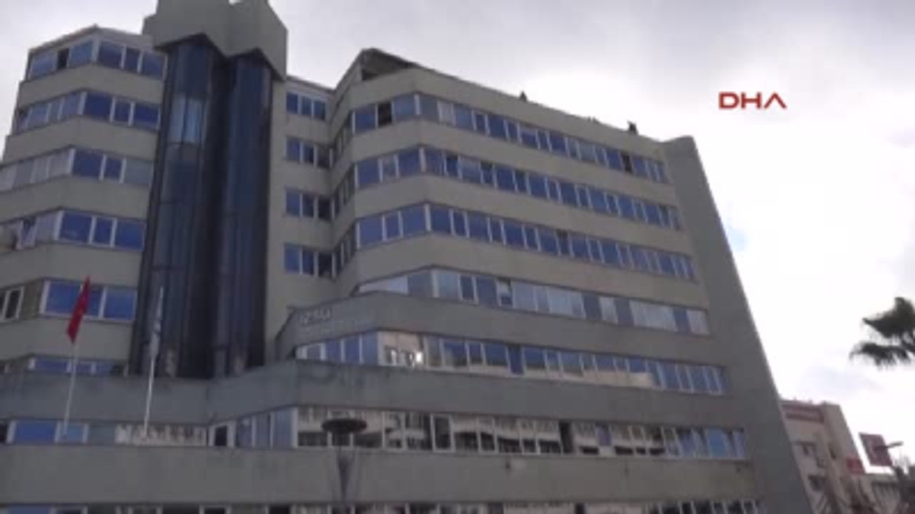 Izmir Intihar Girişiminde Bulunan Kişiyi Polis ve Gazeteciler Ikna Etti