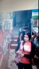 فتاة حسناء تشاغل بائع لتمكن صديقتها من تنفيذ أغرب سرقة