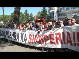 Protestë para Kryeministrisë kundër importit të mbetjeve