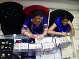 Girls  Caught in CCTV While Thefting in Jelwery shop in India